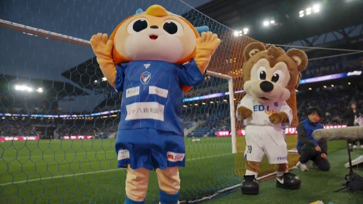 🎥現地独自カメラ🎥 / 飛べ飛べヴィヴィくん! 飛べ飛べサンチェ! \ 長崎サポーターがチャントでサンチェを歓迎🐻👏 🏆 明治安田J1百年構想リーグ ⚔️ WESTグループ 第1節 🆚 V・ファーレン長崎 vs サンフレッチェ広島 🕖 19:00KO 🏟️ PEACE STADIUM Connected by SoftBank 📺 DAZN / BS10 #Jリーグ
