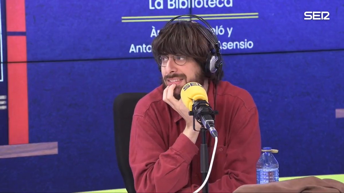 📚 David Uclés zanja la polémica con Arturo Pérez-Reverte: "La crítica no la comprendo del todo, porque no sé si es personal, si es política, si es literaria… Yo no sé los dardos de dónde me vienen" 💪 "Hay una campaña de boicot. Pero yo soy muy fuerte"