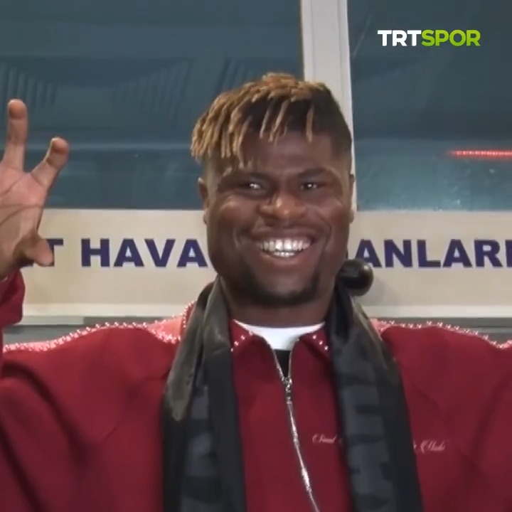 🗣️"Bana gösterilen sevgi için çok teşekkür ediyorum. Sahada her şeyimi vereceğim." Beşiktaş'ın yeni transferi Agbadou İstanbul'a geldi.