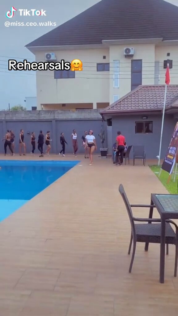 Spot who spoilt the video 😂👇🏿