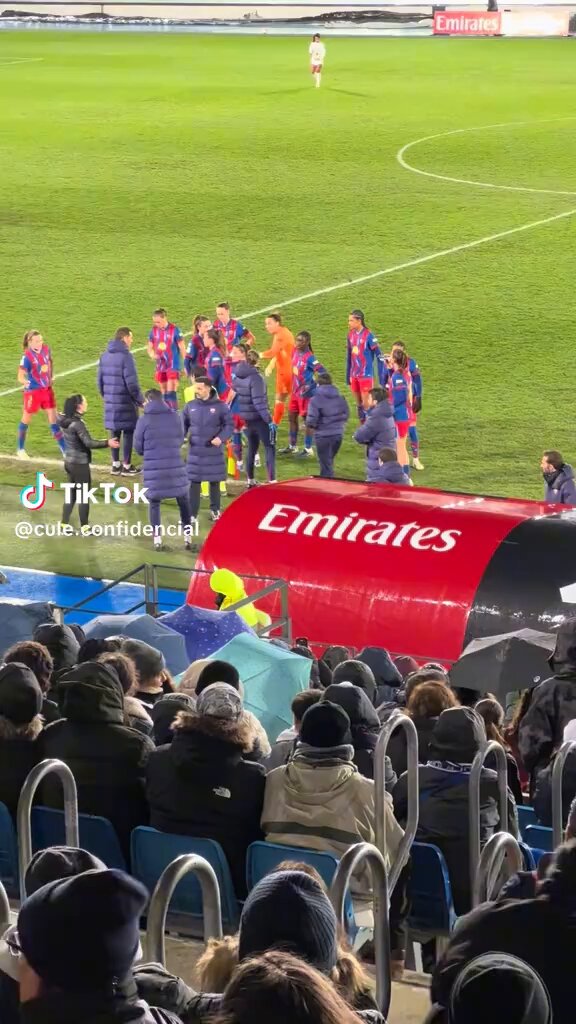 Sabemos que Pina es de sangre caliente y de mecha corta, y aquí se ve como Cata primero y despues Alexia intentan calmarla, eso tmb es equipo, esto tambien es ir todas remando a una dirección💙❤️ 🎥 Cule Confidencial