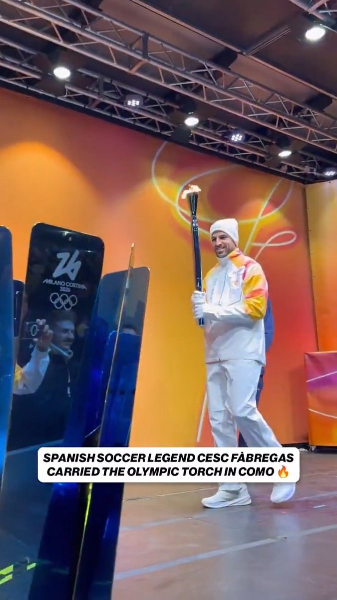 🇪🇸🔥 Como manager Cesc Fábregas carried the Olympic torch ahead of the Winter Olympics! 💙🤍