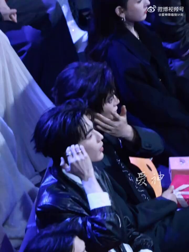 Zhang Linghe and Ding Yuxi literally have the same hairstyle 😂