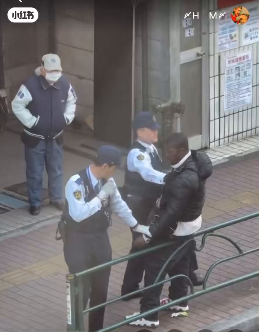 どこが悪質か目の肥えたボクシング玄人が言語化 ・警察官は左手でメイの右袖を持ってる ・投げた瞬間左手を離してる ・投げっぱなし ・投げた直後、左袖くらい引いてあげないと頭打つ ・下手したらメイは頭打ってﾀﾋんでた… ・末恐ろしい