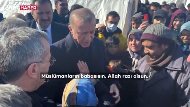 Cumhurbaşkanı Erdoğan, asrın felaketinin hemen ardından deprem bölgesine gitti. Afetzedeleri hayatlarının en zor günlerinde de sonra da yalnız bırakmadı… Depremzedeler onu bu sözlerle karşıladı: 📌”Hoş geldin, kara günümüzde de geldin, kara gün dostu, iki dünya kardeşim…”