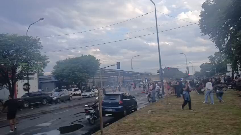 🚨 PROTESTA DE LOS POLICÍAS EN SANTA FE - Con las motos y los patrulleros, los efectivos reclaman por bajos salarios y problemas de salud mental
