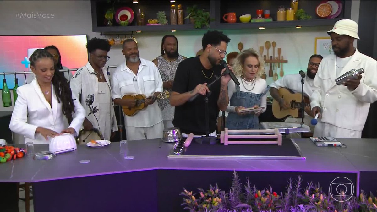 PARABÉNS, TOM VEIGA!!! 🎉💚 nosso eterno Louro José, faria 53 anos hoje e Namaria se emocionou dedicando esse programa a ele 🦜✨ #MaisVocê