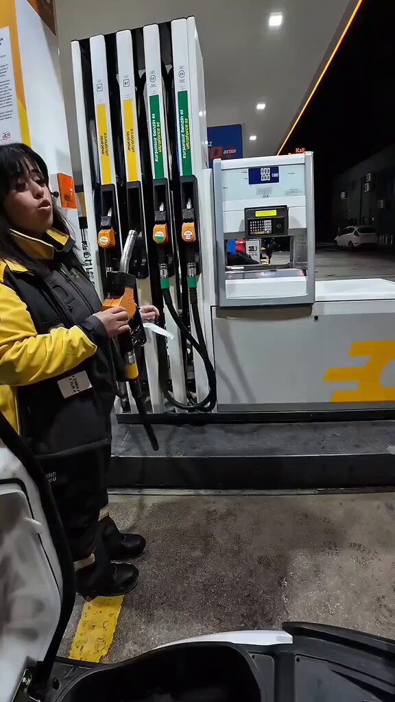 Pompacının, motorcuyu panikleten şakası: - Mazot koydum, doğru değil mi? - Ablacım ne mazotu ya, mazotlu motor mu var? - Çok özür dilerim ben yeni başladım da…