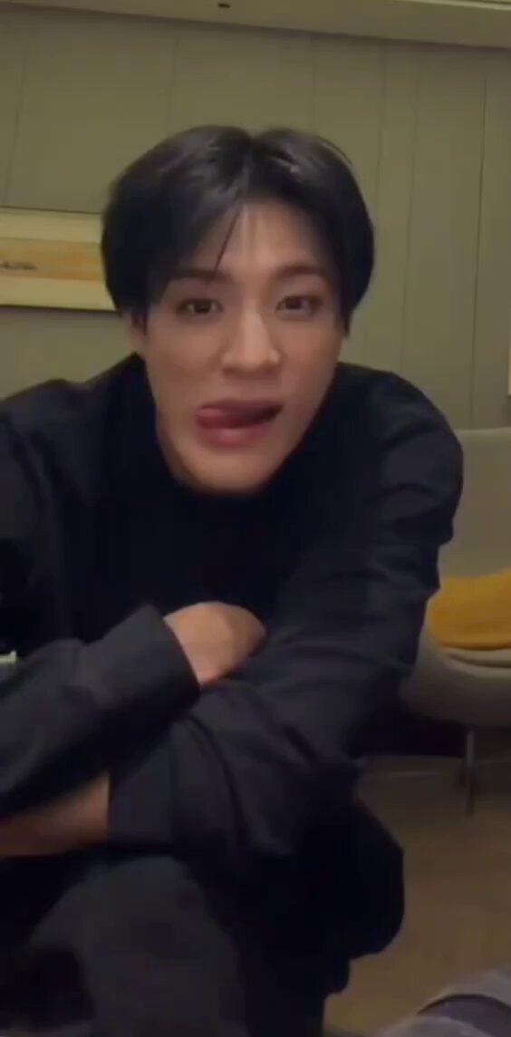 jeno and his little habit of playing with his tongue😛