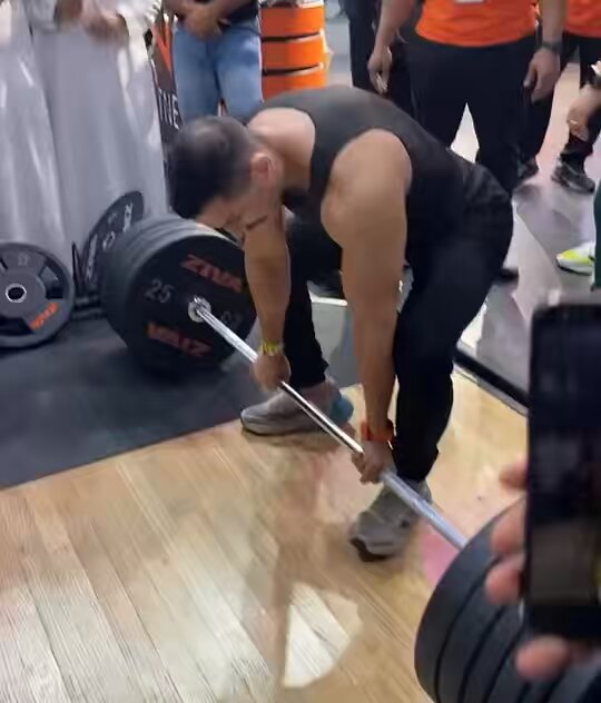 غريبه ليش محد يقدر يرفعها يعني العضلات والتضخيم كله طلع كذب ومجرد نفخ على الفاضي!☠️معقوله