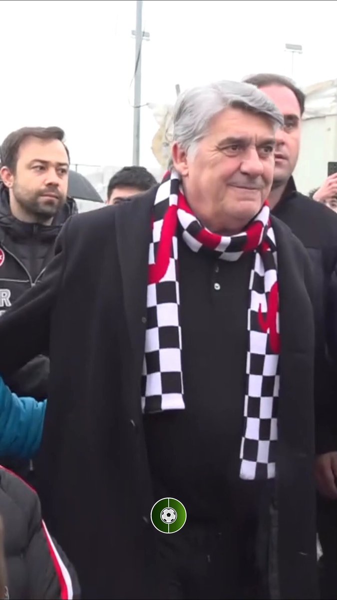 🎥 Serdal Adalı, Hatay'da depremzedelerle bir araya geldi. - "Başkanım bir tane kaleci alın ya!" - "Aldık aldık" - "Ayrıca Güney Koreli iyi bir de santrfor aldık"