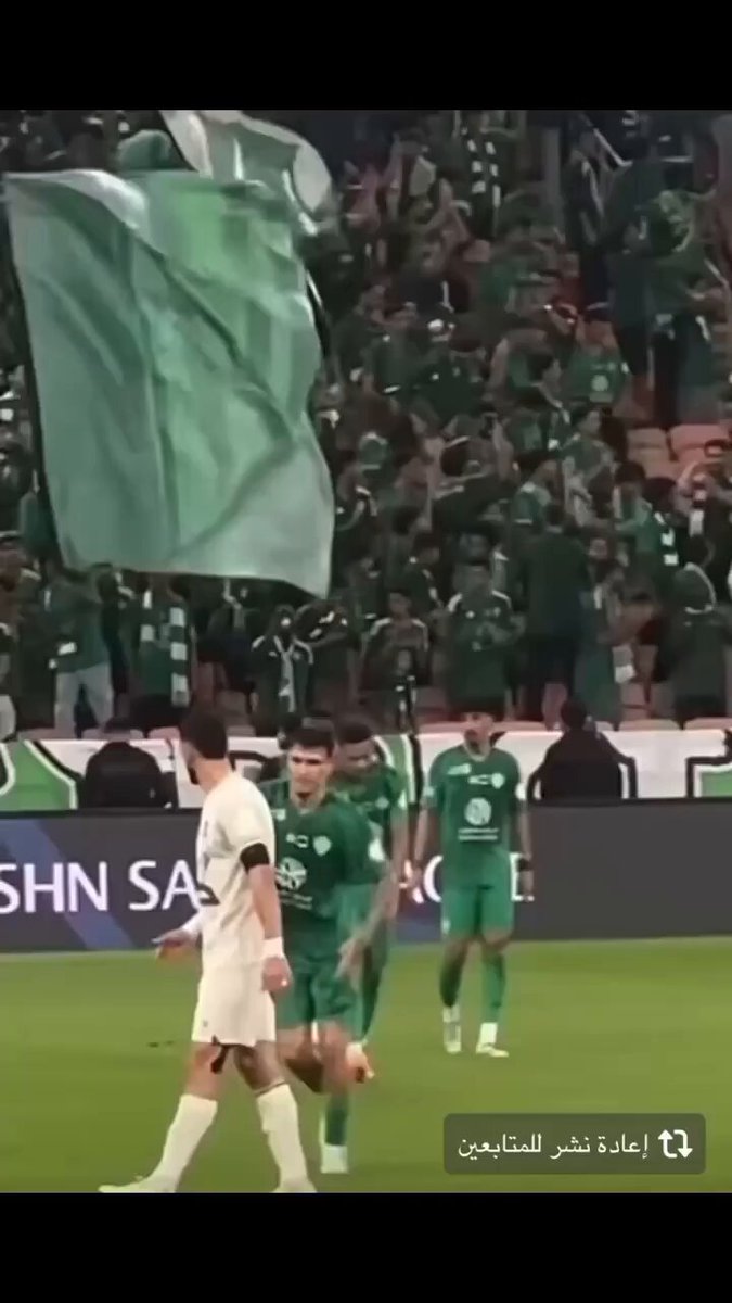 #الأهلي_الحزم اعتقد ان ايبانيز لايعرف السومه لكن شاف تحيه الجمهور له ف حب ان يشاركهم