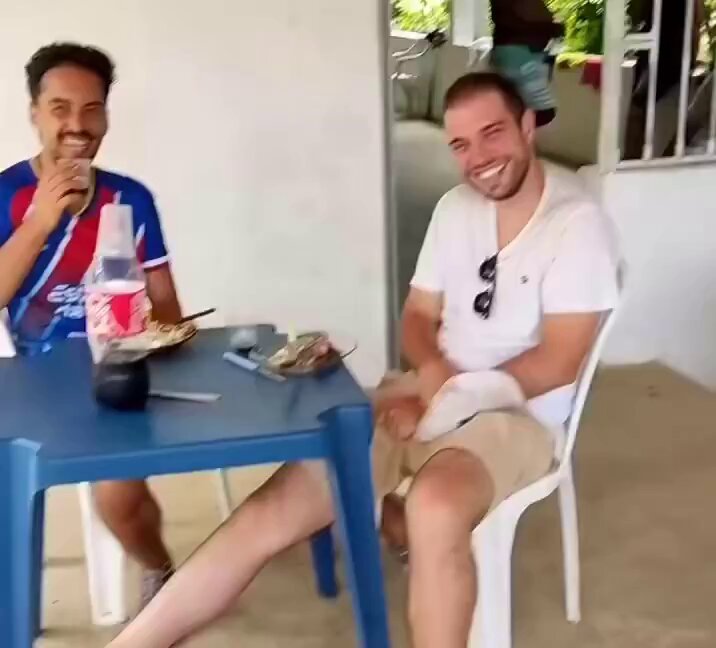só no brasil que dois estranhos entram na sua propriedade e são recebidos assim kkkkkkkkkkk