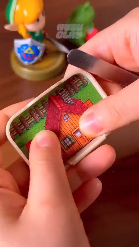 L'univers de Stardew Valley recréé dans... une boîte de lentilles de contact. (La vidéo est trop hypnotisante avec les p'tits bruits là...) (via Wuzuclay)