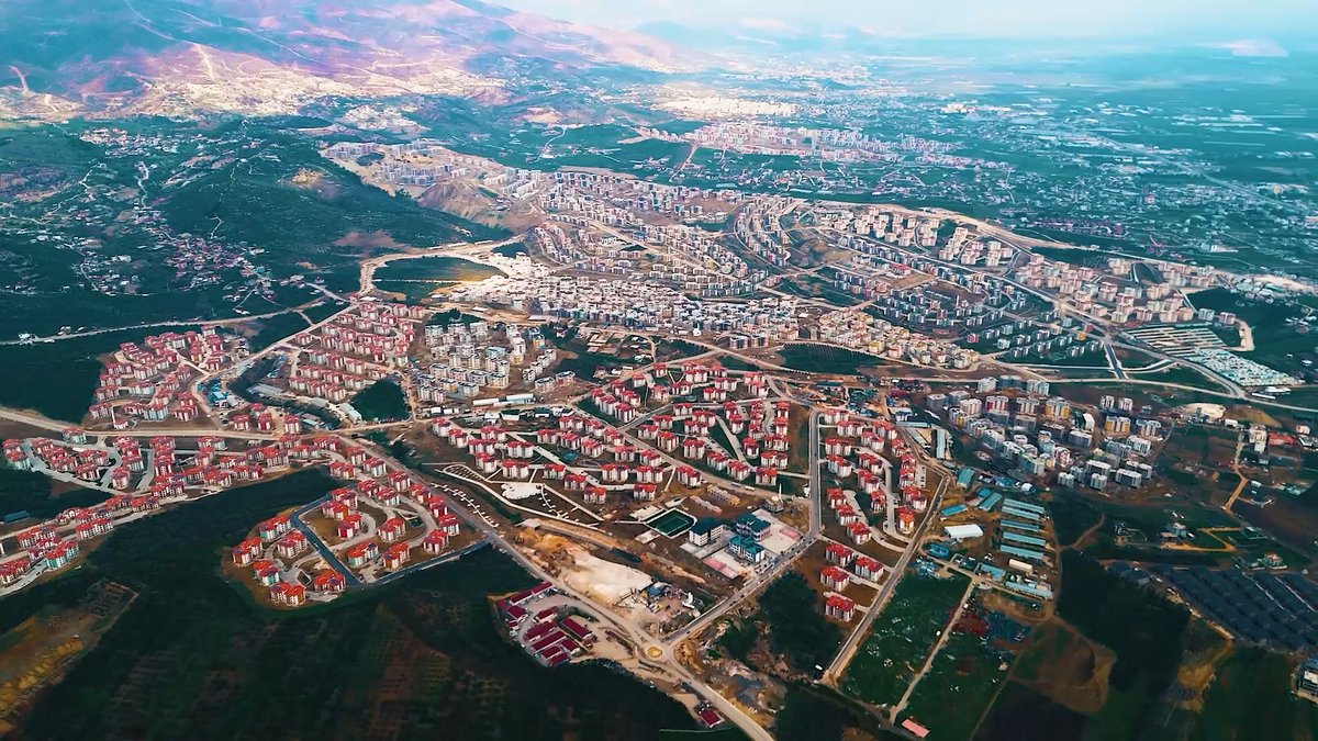 Son 3 yılda deprem bölgemiz için neler yapmışız, şöyle kısaca bir hatırlayalım… Bütün bunları kardeşlikle, dayanışmayla, paylaşmayla başardık; inşallah omuz omuza verip çok daha fazlasını yine birlikte başaracağız.