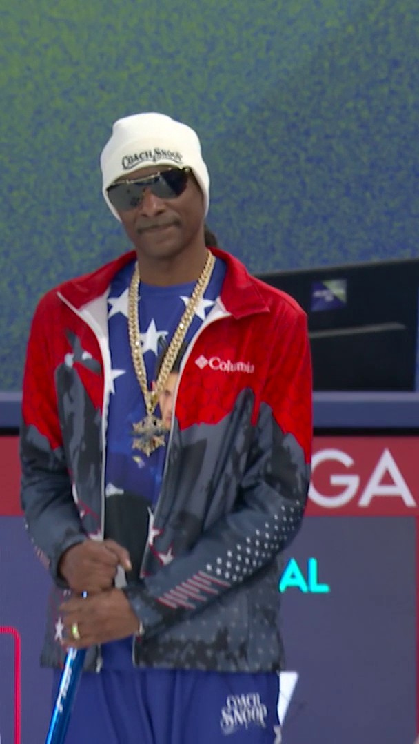 😎 Este hombre ya va camino de convertirse en 𝐌𝐫. 𝐉𝐮𝐞𝐠𝐨𝐬 𝐎𝐥𝐢́𝐦𝐩𝐢𝐜𝐨𝐬 😉 Snoop Dogg no podía faltar en #MilanoCortina2026 tras su flamante paso por París 2024