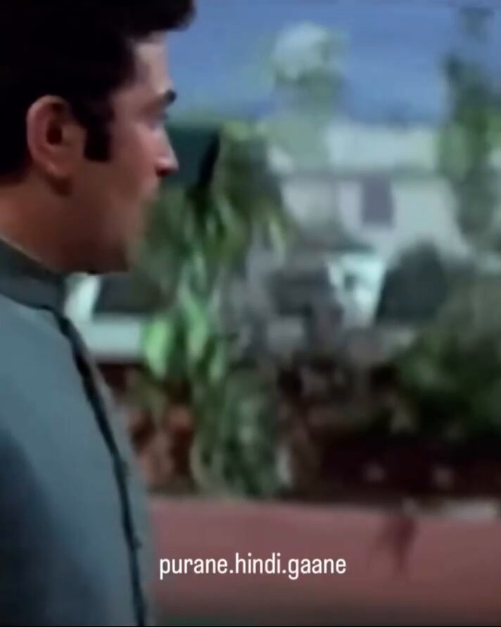 . Kishore Kumar sang this song much before Jagjit Singh ji made it immortal ✨✨🙌🙌 Not sure why the Kishore Kumar version didn't get popular. सरकती जाए है रुख़ से नक़ाब आहिस्ता आहिस्ता.....