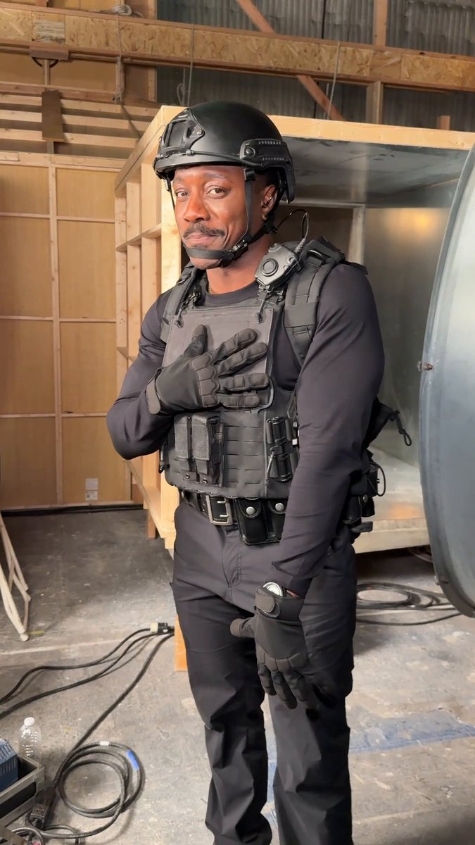 #TheRookie cast is out here raising heart rates with looks AND plot lines 📈