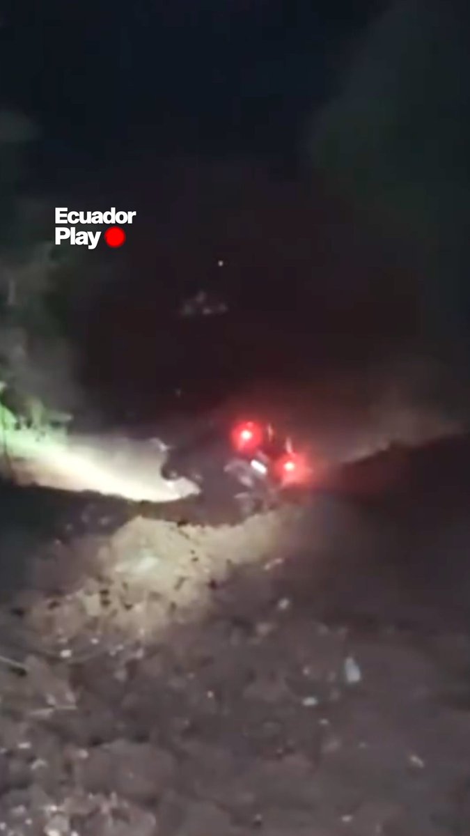 💥 ¡CAYÓ AL BARRANCO! 🚘 En Chinapintza en Zamora Chinchipe, un vehículo perdió pista y cayó cientos de metros por un barranco. El ocupante del vehículo lamentablemente falleció en el accidente.