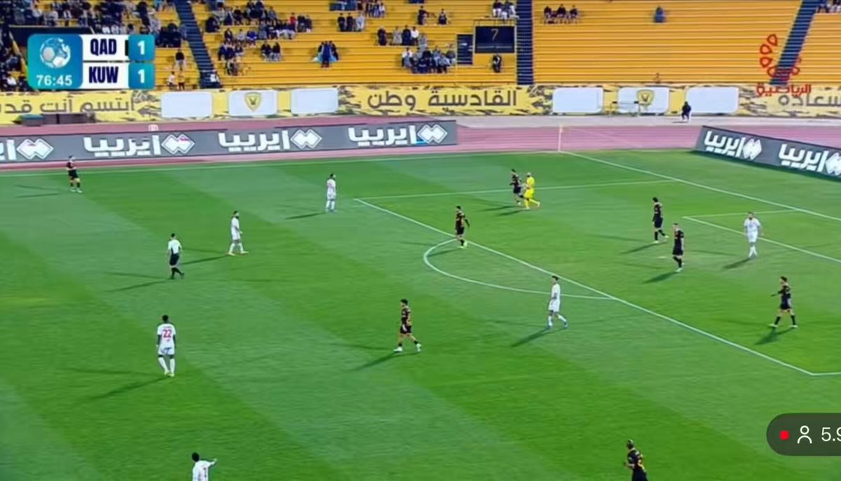 اللقطة المثيرة كاملة وأشياء لا نشاهدها في باقي الدوريات ! الحكم يلغي الكرت الأصفر والفاول على مدافع نادي الكويت زولا ويحسب فاول لمصلحته بسبب لمسة اليد ! مع العلم لمسة يد جاءت بعد التدخل العنيف! + المتحكمين بفيديو الفار لم يعرضوا للحكم الا لقطة واحدة من زاوية بعيدة 😃 شوف اللقطة كاملة 👇