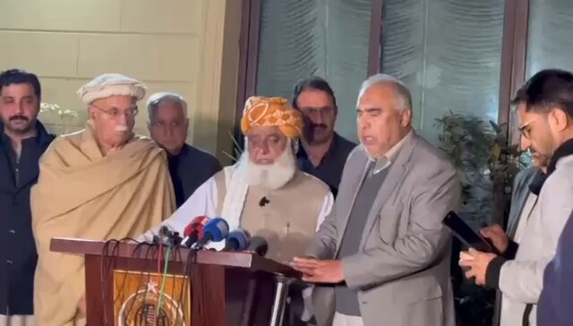 اسلام آباد میں آج جو خودکش بم دھماکہ ہوا، اس کی مذمت کرتا ہوں۔ یہ بہت افسوسناک واقعہ ہے۔ مولانا صاحب اور اچکزئی صاحب نے جیسے کہا کہ بلوچستان میں دو تین واقعات ہوئے، ہمارے صوبے میں جو Insurgency ہے اور سابق فاٹا میں جو صورتِ حال ہے، اس پر قومی اسمبلی میں بھرپور بحث ہونی چاہیے۔ تمام پارلیمانی جماعتوں کو اس پر بحث کرکے دہشت گردی کے خلاف ایک جامع مشترکہ لائحہ عمل دینا چاہیے۔عمران خان اس وقت جیل میں ہیں اور ان کو ان کے جائز قانونی حقوق نہیں دیے جا رہے۔ ان کو اپنے ذاتی معالج تک رسائی دی جائے اور ان کے خاندان کو ان تک رسائی دی جائے۔