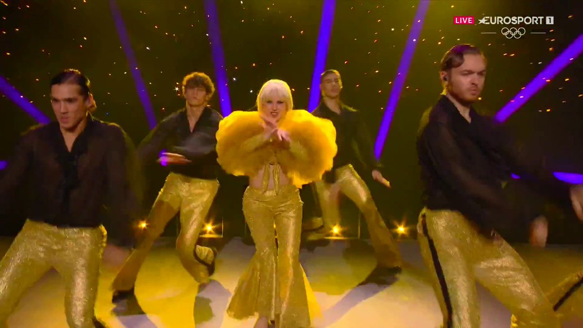 💛 El homenaje a Raffaella Carrà en la ceremonia de apertura de #MilanoCortina2026