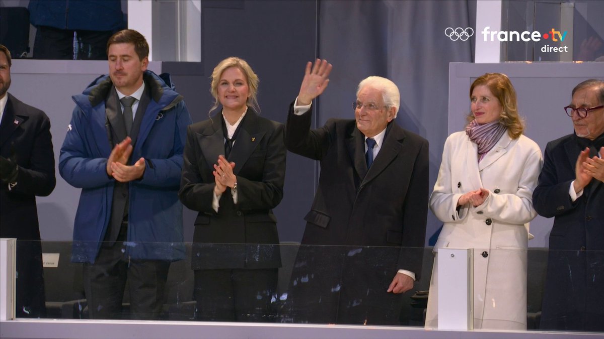 ❄️ #MilanoCortina2026 | L'apparition du légendaire Valentino Rossi en conducteur de tramway lors de la cérémonie d'ouverture 🇮🇹 Pour la suivre en direct 👉