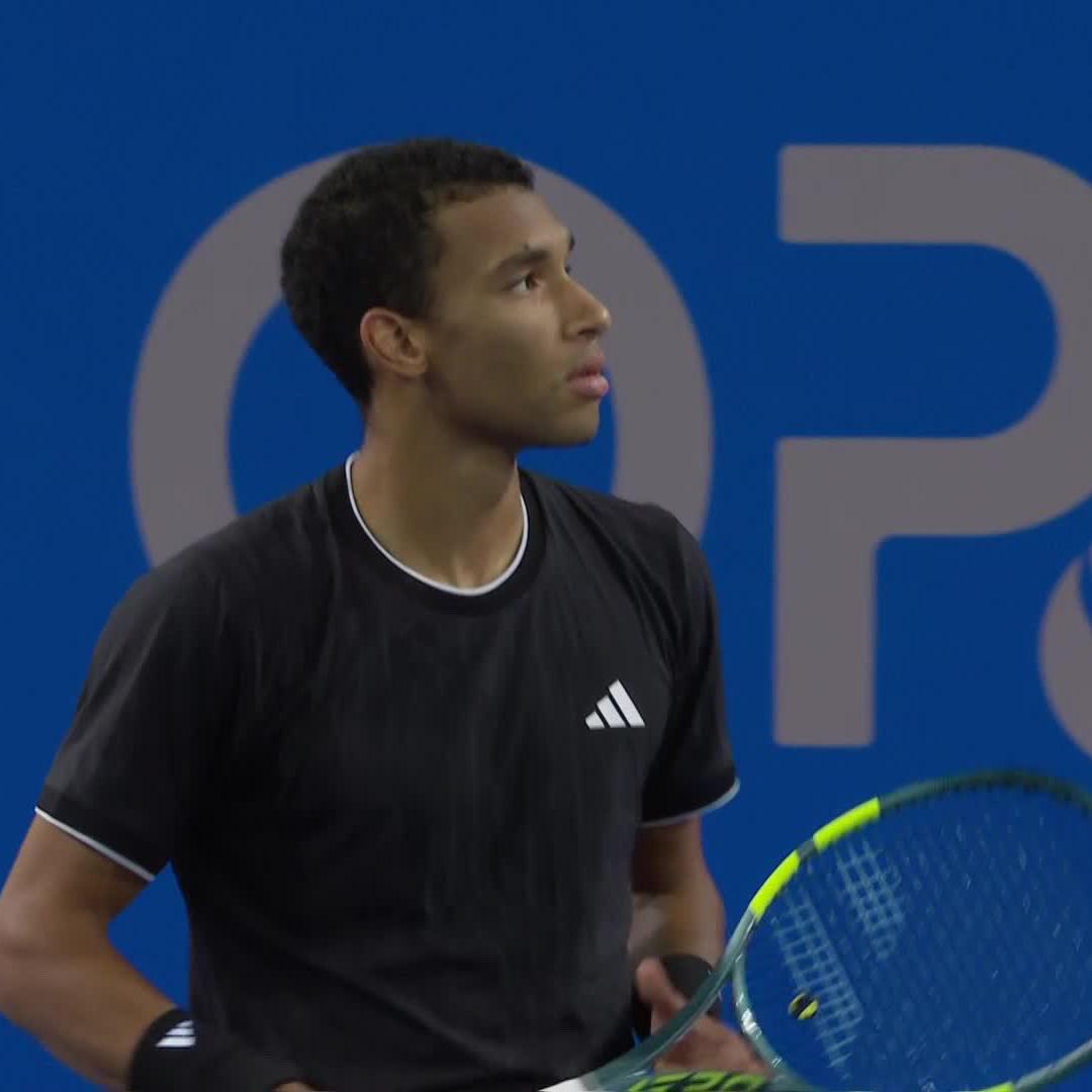 Clinical from FAA 💼 The defending champion gets the better of Arthur Fils, winning 6-4 6-2 to book his place in the #OpenOccitanie26 semi-finals 🙌