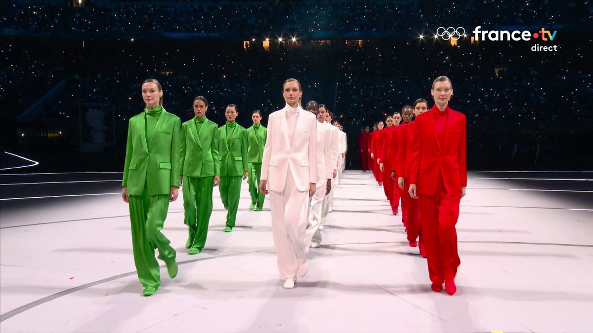 JO de #MilanoCortina2026 : un hommage en vert, blanc et rouge est à présent rendu au créateur italien Giorgio Armani, décédé en septembre dernier.