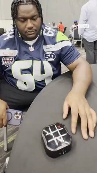 The Seahawks players locking in for some Tic-tac-toe! ⭕❌