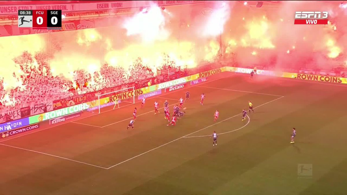 🔥😱 IMPACTANTE IMAGEN: durante el partido, los hinchas de Unión Berlín armaron una fiesta inigualable que obligó a frenar el duelo vs. Eintracht Frankfurt por la #Bundesliga. 📺 Mirá la #Bundesliga por #DisneyPlus Plan Premium