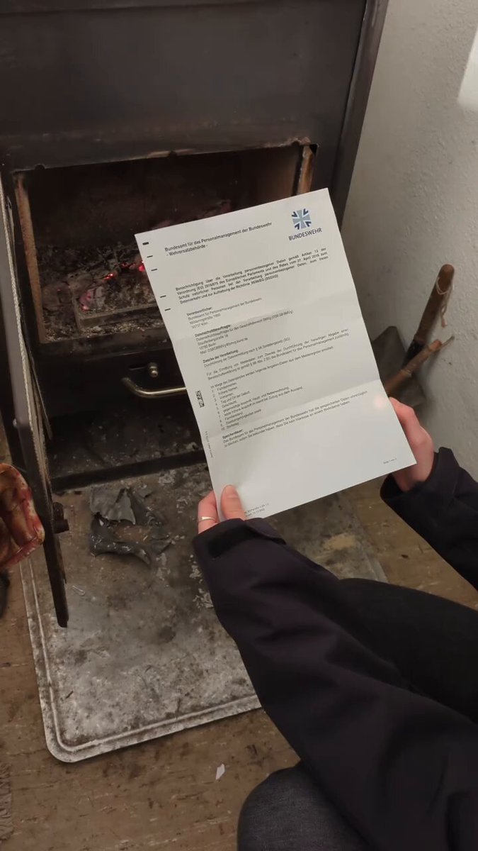 Die ersten 40.000 Briefe an Jugendliche, die gerade 18 geworden sind, wurden von der Bundeswehr verschickt. Einige davon sind in Flammen aufgegangen. Gut so! #WehrpflichtAbfackeln #WehrpflichtVerbrennen #WehrpflichtSchreddern
