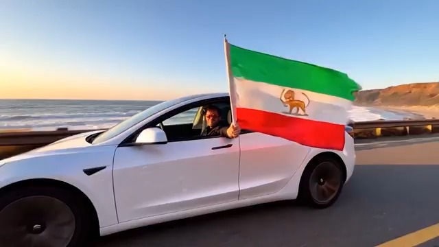وقتی دوران سختی را پشت سر می گذارید، وقتی به نظر می رسد همه چیز با شما مخالف است، ... وقتی احساس می کنید حتی یک دقیقه بیشتر نمی توانید تحمل کنید، هرگز تسلیم نشو! زیرا این زمان و مکانی است که مسیر منحرف خواهد شد!» - مولانا (Rumi)