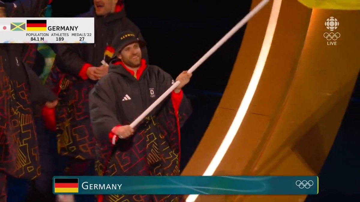 Leon Draisaitl leads out Germany carrying the flag at the Olympics opening ceremony 🇩🇪