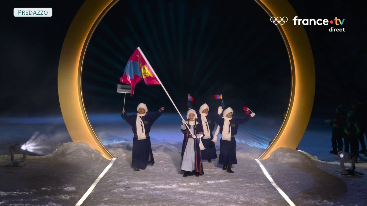❄️ #MilanoCortina2026 | La délégation mongole mérite d'ores et déjà la médaille d'or du style ✨🇲🇳 Pour suivre la cérémonie d'ouverture en direct 👉
