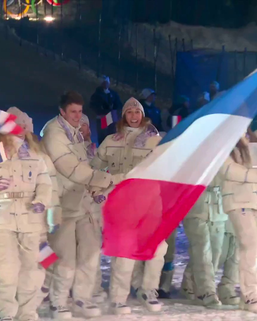 🇫🇷 L'équipe de France emmenée par ses deux porte-drapeaux, Chloé Trespeuch et Clément Noël ! 😆 Mention spéciale à la chute contrôlée du fondeur Jules Lapierre. La cérémonie d'ouverture d'ouverture de #MilanoCortina, c'est sur Eurosport et HBO Max