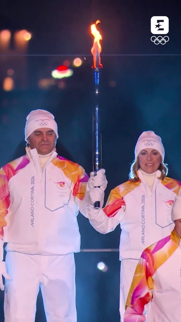 Alberto Tomba, Deborah Compagnoni e Sofia Goggia accendono il braciere olimpico a Milano e Cortina
