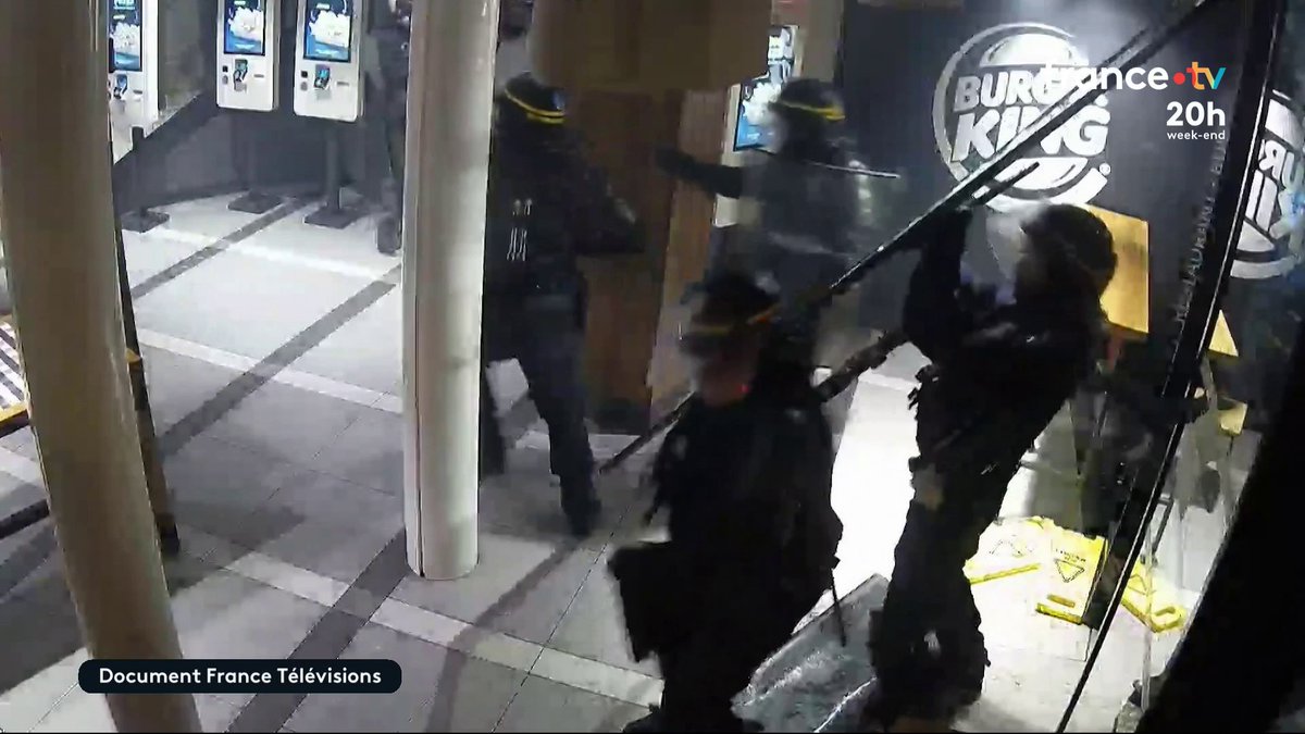 🇫🇷📺 France Télévisions révèle les images de vidéosurveillance d’un Burger King à Paris où des policiers avaient tabassé à coups de matraque des Gilets jaunes réunis durant l’acte 3 du mouvement dans la capitale, en 2018.