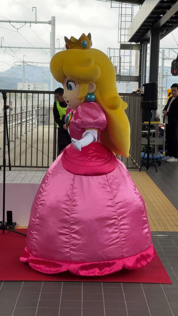 マリオ新幹線にピーチ姫来てた！！！ 可愛い！！！！！ #JR九州