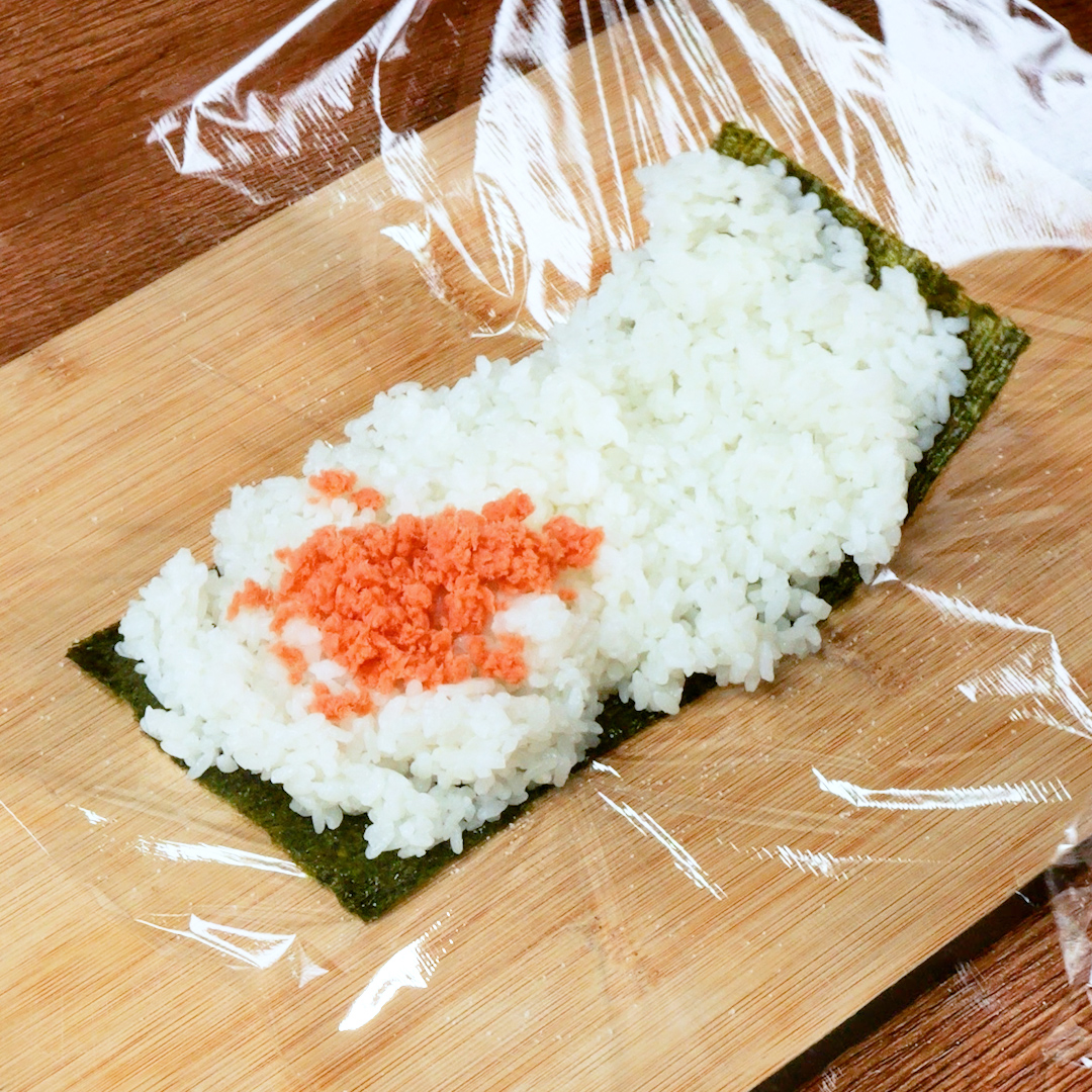 【おにぎりを爆速で作る方法♡】「簡単すぎて驚いた！」「今日からできる！」絶対使える、おにぎりの裏技 / Easy Onigiri🍙✨