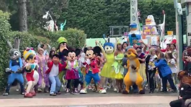 本日 #ディズニーランドパリ で『Million Splash of Colour』復活🌈✨