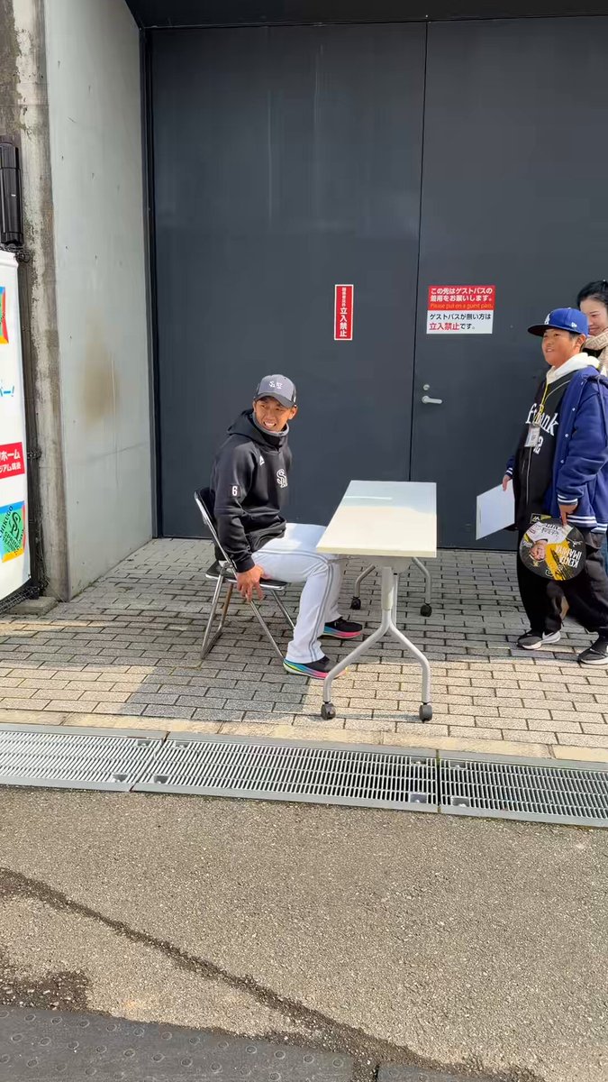 #今宮健太 選手のサイン会が始まりました！！！ #sbhawks #Bambies