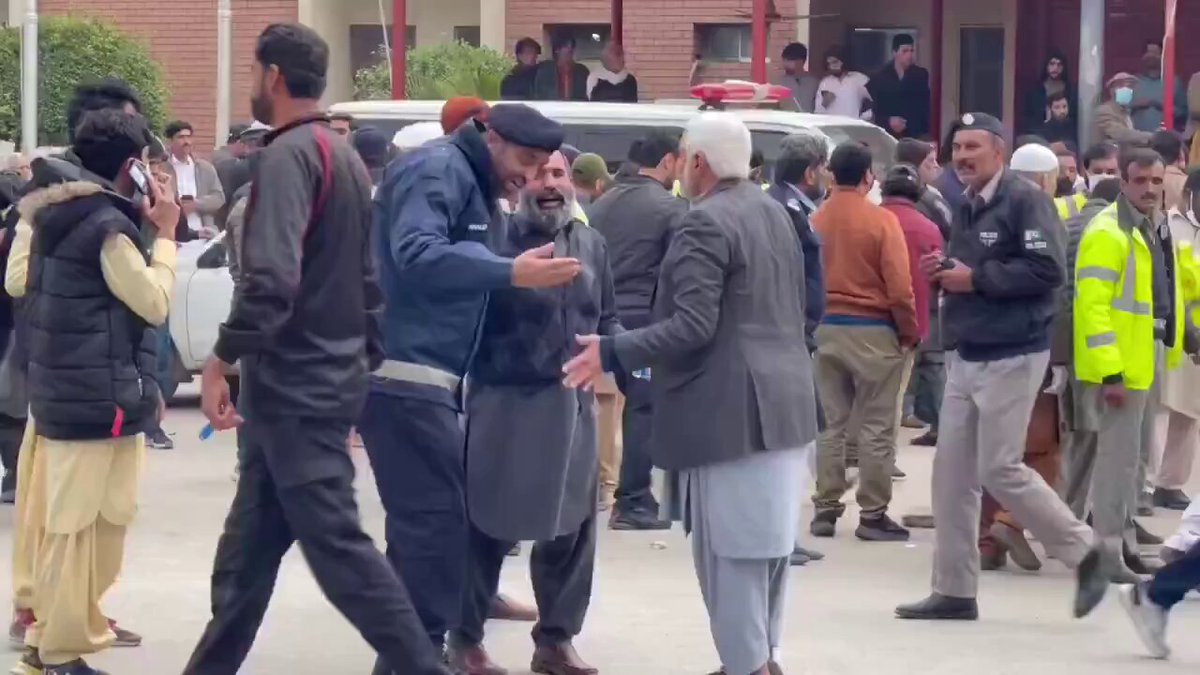 🥹 Sunni/ Shia/ Hindu/ Sikh etc whatever we identify as - we need to see this video of a man crazed with grief after the Islamabad blast. We’ll feel only human 🙏🏽🤲 #IslamabadBlast #IslamabadSuicideAttack
