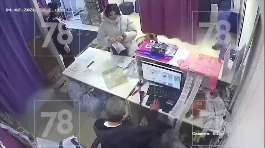 В Питере чел выстрелил в лицо сотруднику ПВЗ из-за просьбы перепаковать товар. Он перепутал упаковки во время примерки, а на просьбу разложить всë как было отреагировал агрессивно. Затем ушёл в примерочную, достал🔫 У пострадавшего повреждён слуховой нерв. Стрелка задержали.