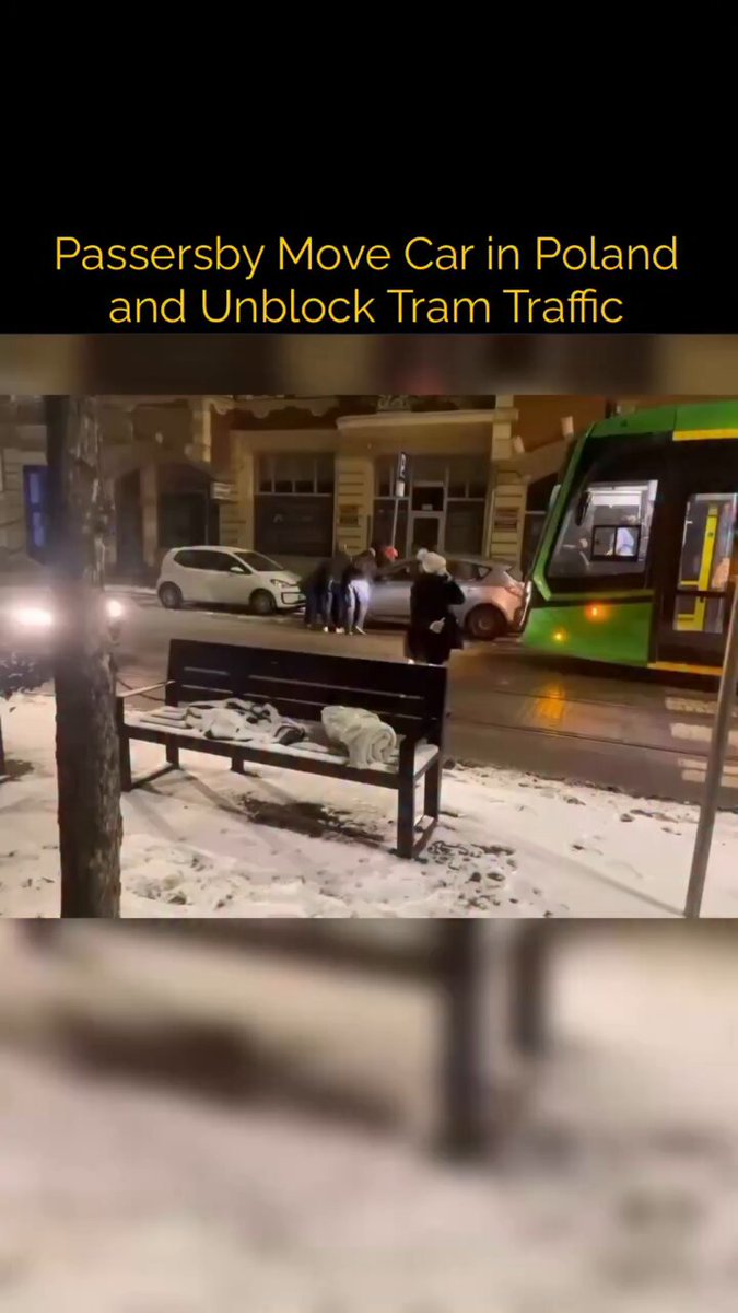 Mówią, że Polacy się nie uśmiechają. Uśmiechają się, tylko najpierw muszą przenieść samochód, aby tramwaj mógł przejechać.
