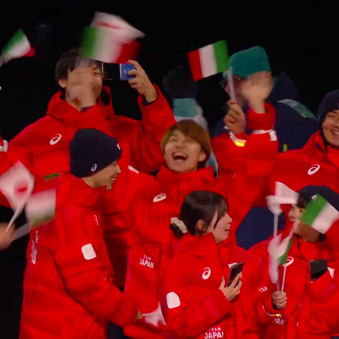 Omaggio all'Italia dal Giappone 🥰🇮🇹🇯🇵 Durante la cerimonia di apertura delle Olimpiadi, tutti gli atleti giapponesi hanno sfilato sventolando la doppia bandierina: quella del Sol Levante e i tricolori italiani per rendere omaggio al Paese ospitante ✨ #HomeOfTheOlympics #MilanoCortina2026 #Olympics #Olimpiadi