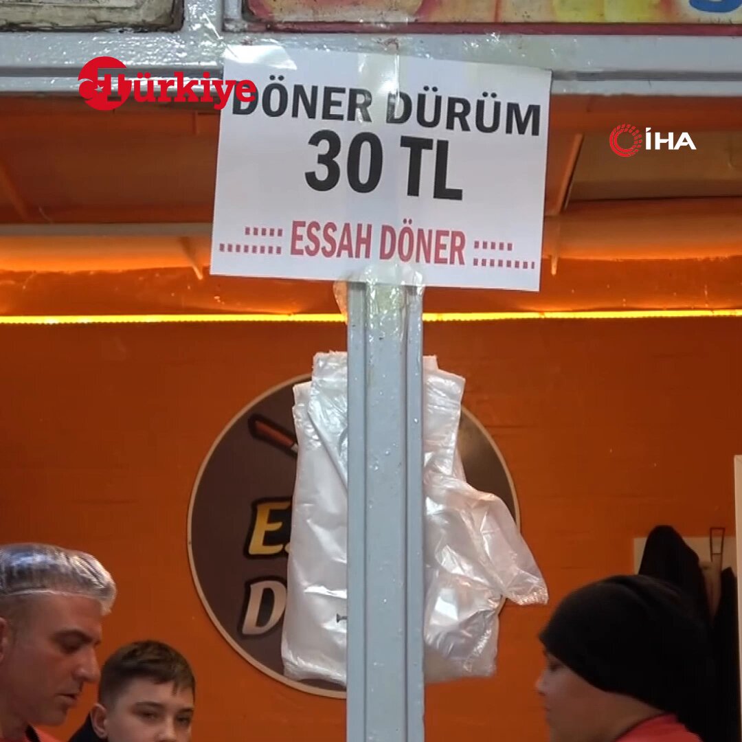 Kilis’te bir işletme, tavuk döneri 30 TL’den satıyor. "80 gram pişmiş tavuğun maliyeti bize 12 lira. Ekmeği 6 lira, salatası 2 lira. Toplamda 20 lira yapıyor. Yaklaşık 5 lira masraf daha ekleniyor. Dürüm başına ortalama 5 lira kar kalıyor."
