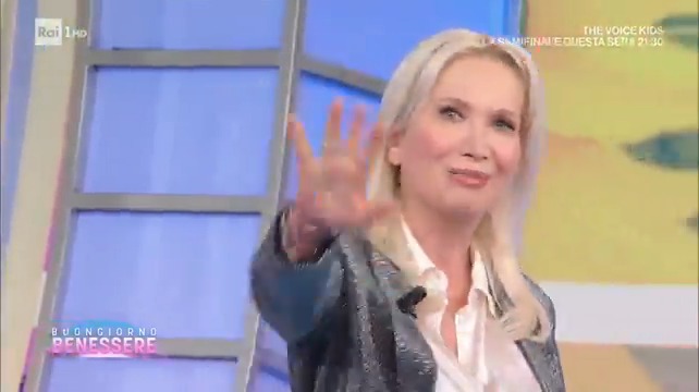 Vira Carbone in modalità "è anche grazie alle mie due lauree" #buongiornobenessere