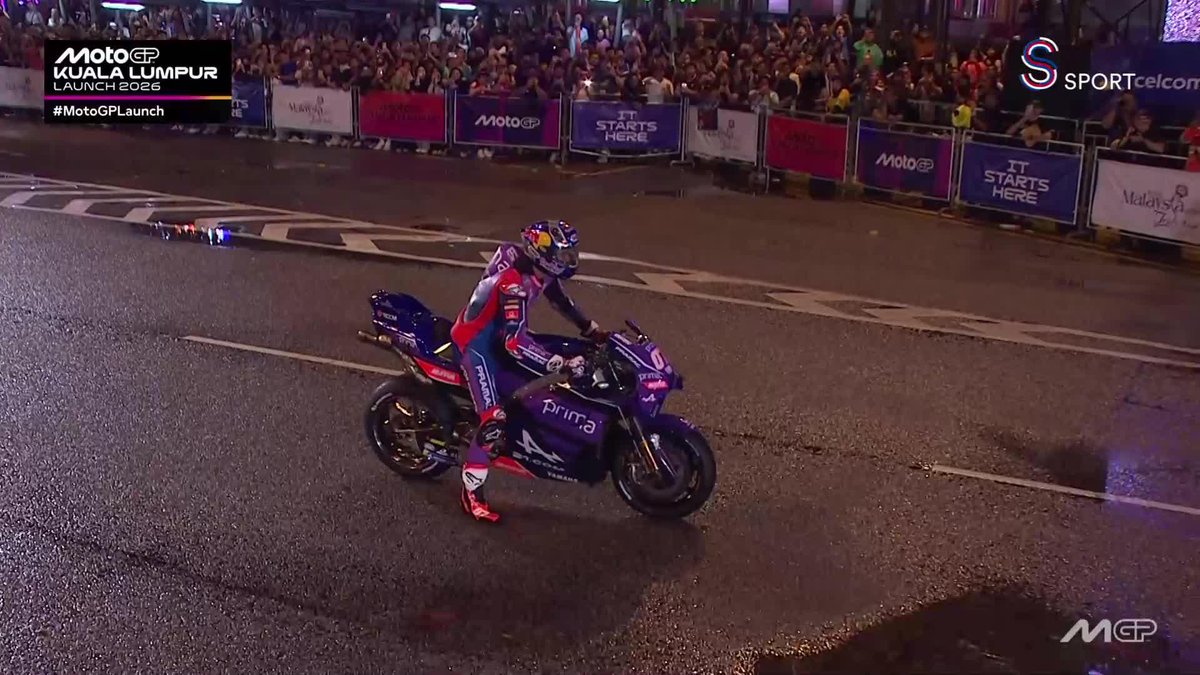 Toprak Razgatlıoğlu, MotoGP Malezya'da imza hareketi stoppie yaptı.