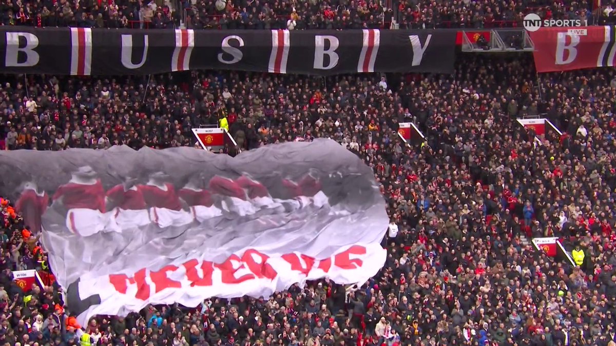 Powerful pre-match scenes at Old Trafford as fans honour the Munich disaster with a special display in the Stretford End ❤️